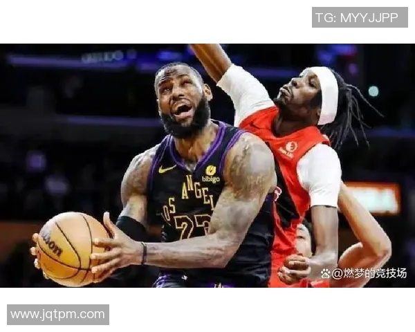 足球明星詹姆斯在比赛中意外受伤的瞬间引发球迷热议与担忧